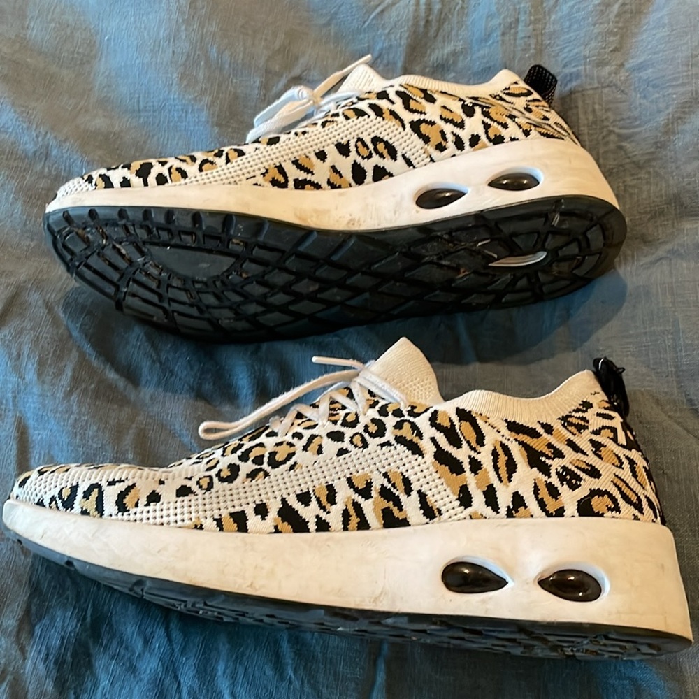 Adorable cheetah print shoes! - Picture 3 of 6